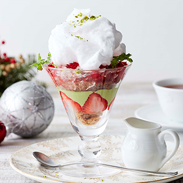 苺のクリスマスケーキパフェ