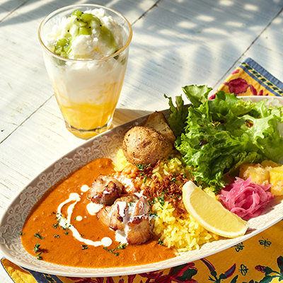 ローストチキンとレモンのクリーミーカレー・「カルピス」のシャーベットラッシー マンゴー&キウイ