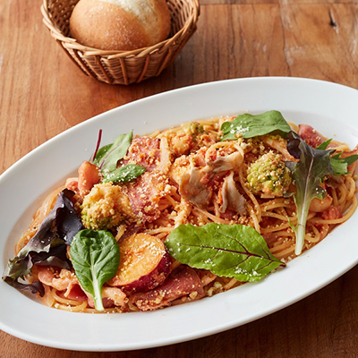 スモークベーコンとごろごろ野菜のトマトクリームソースパスタ