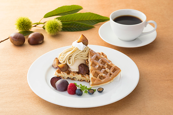 モンブランクリームのデザートワッフルとお飲み物