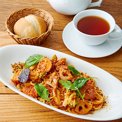 スモークベーコンとごろごろ野菜のトマトクリームソースパスタ