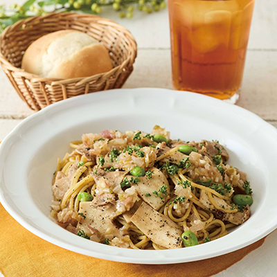 エリンギとポークの黒ゴマソイソースパスタ