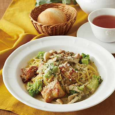 ローストチキンときのこのポルチーニクリームソースパスタ